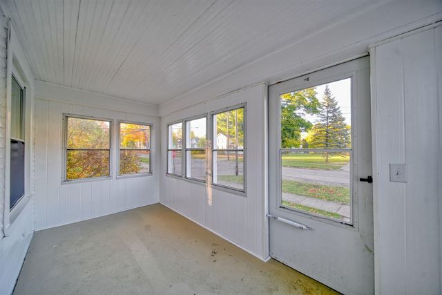 521 Oakhill Avenue, Jackson, MI 49201