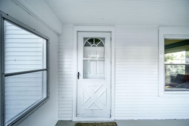 521 Oakhill Avenue, Jackson, MI 49201