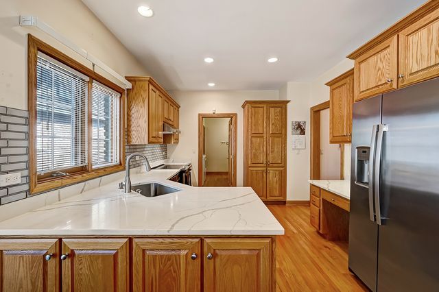 61 Berkshire Court, Burr Ridge, IL 60527