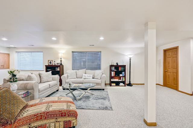 61 Berkshire Court, Burr Ridge, IL 60527