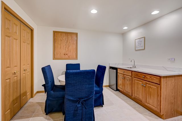 61 Berkshire Court, Burr Ridge, IL 60527