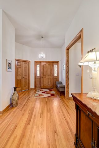 61 Berkshire Court, Burr Ridge, IL 60527