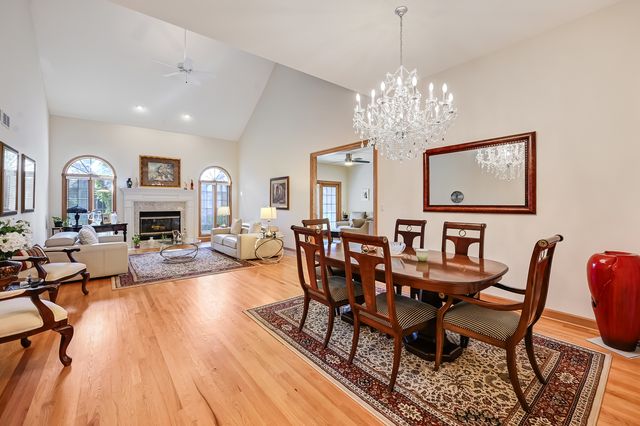 61 Berkshire Court, Burr Ridge, IL 60527