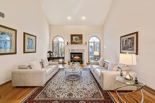 61 Berkshire Court, Burr Ridge, IL 60527