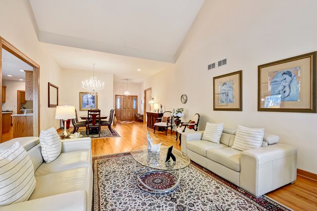 61 Berkshire Court, Burr Ridge, IL 60527