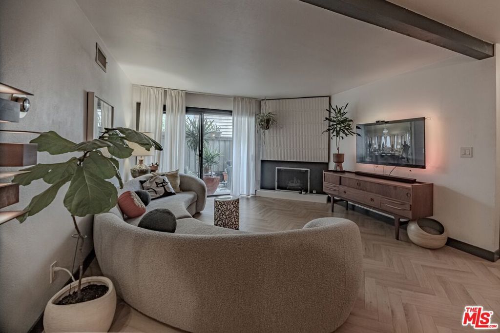 15511 Sherman Way 40, Van Nuys, CA 91406 — exterior