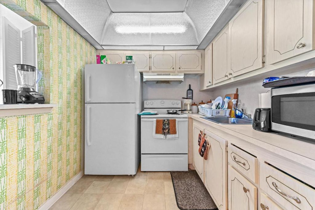 Image 6 of property listing at 279 Mansfield G, Boca Raton, FL 33434