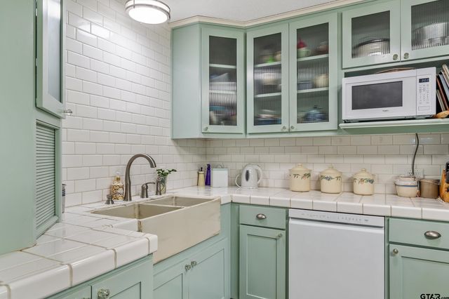 316 Vicksburg Dr, Tyler, TX 75703