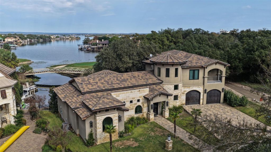 901 Sun Ray, Horseshoe Bay, TX 78657