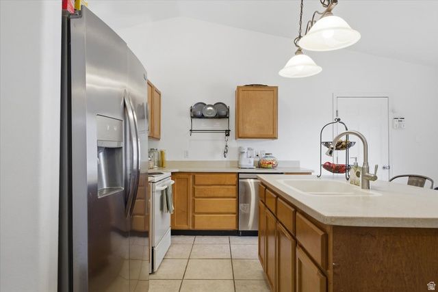 6822 S HIGH BLUFF DR, West Jordan, UT 84081