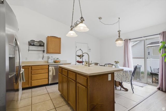 6822 S HIGH BLUFF DR, West Jordan, UT 84081