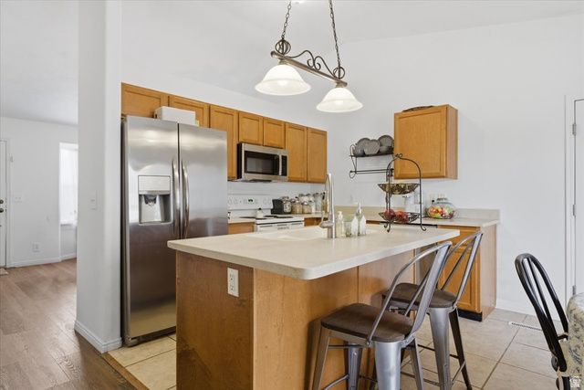 6822 S HIGH BLUFF DR, West Jordan, UT 84081