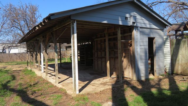 107 Scurlock Avenue, Cleburne, TX 76031