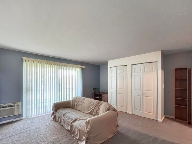 1910 W Hatherleigh Court 2C, Mount Prospect, IL 60056