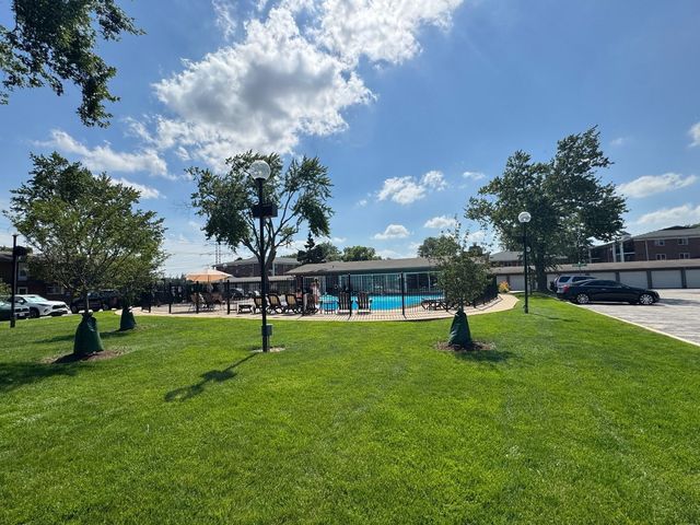 1910 W Hatherleigh Court 2C, Mount Prospect, IL 60056