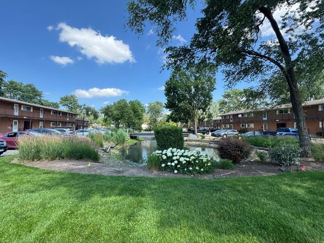 1910 W Hatherleigh Court 2C, Mount Prospect, IL 60056
