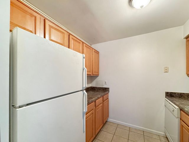 1910 W Hatherleigh Court 2C, Mount Prospect, IL 60056