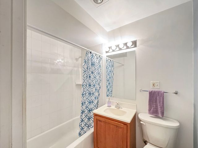 1910 W Hatherleigh Court 2C, Mount Prospect, IL 60056