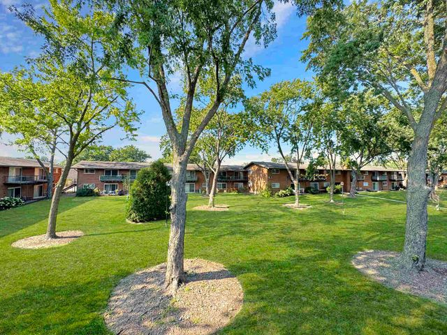1910 W Hatherleigh Court 2C, Mount Prospect, IL 60056