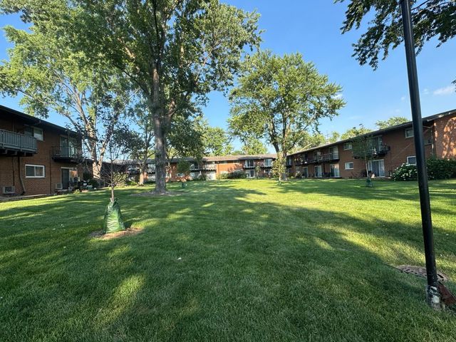 1910 W Hatherleigh Court 2C, Mount Prospect, IL 60056