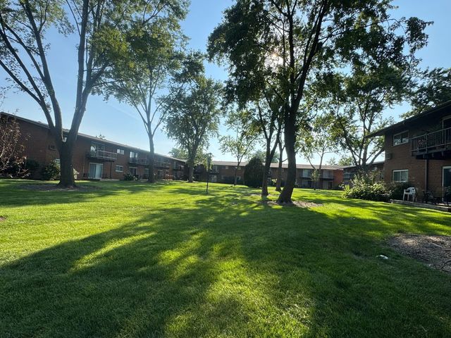 1910 W Hatherleigh Court 2C, Mount Prospect, IL 60056