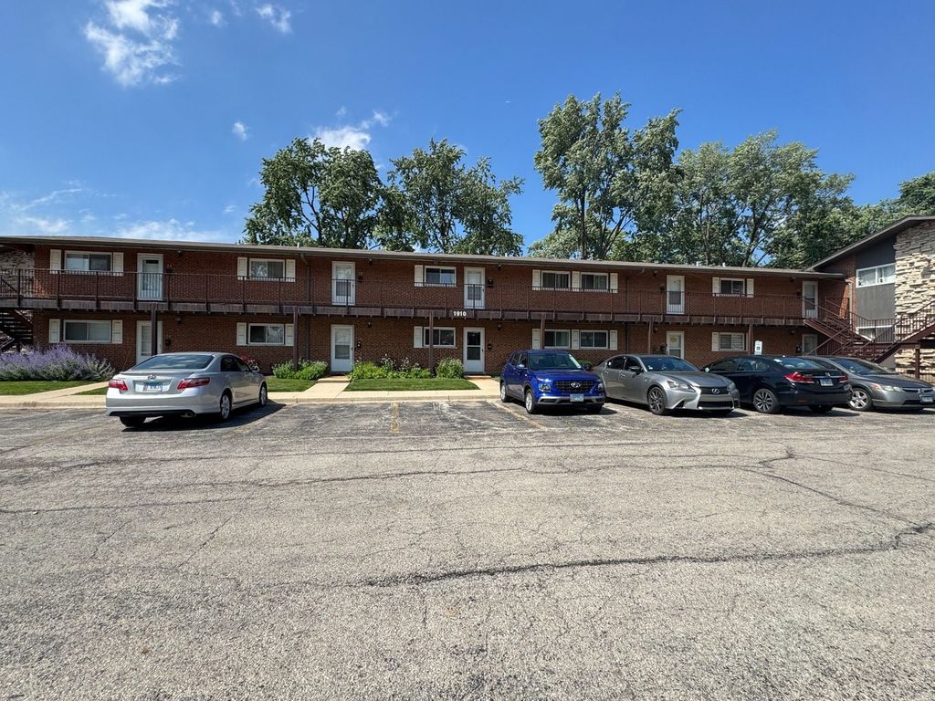 1910 W Hatherleigh Court 2C, Mount Prospect, IL 60056