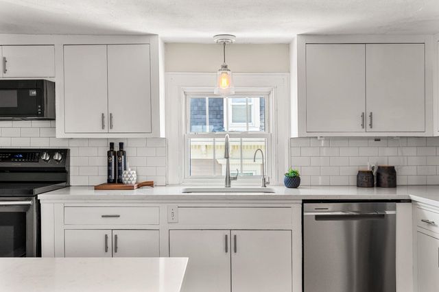 197 Madison St Apt 5, Portsmouth, NH 03801