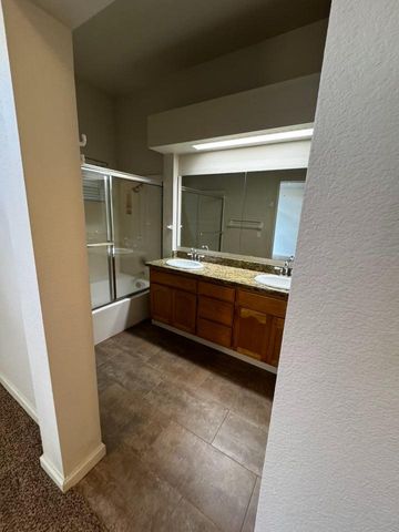 1080 Ruess Rd, Ripon, CA 95366