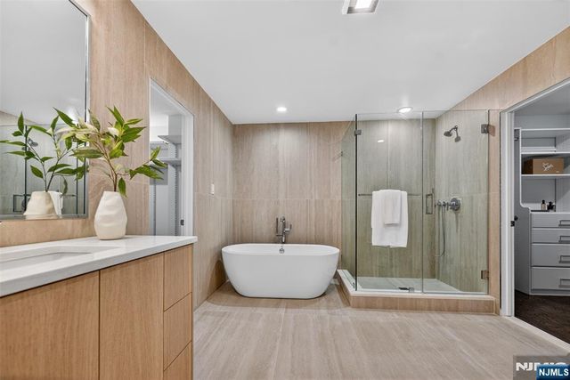 18 Winfield Drive 802, Woodcliff Lake, NJ 07677