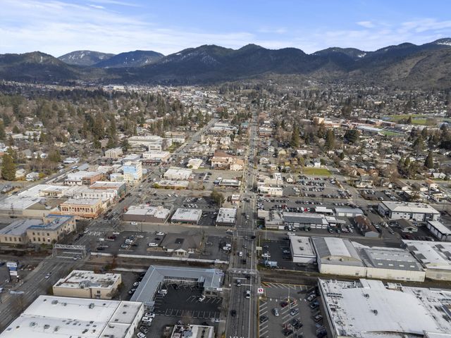 206 NE 7th Street, Grants Pass, OR 97526