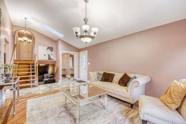 7642 W 92ND Place, Hickory Hills, IL 60457