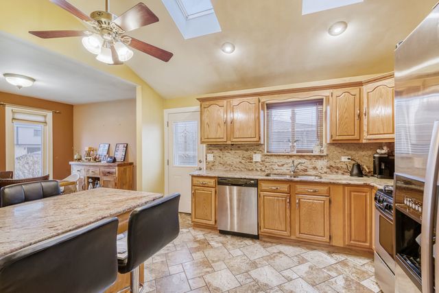 7642 W 92ND Place, Hickory Hills, IL 60457