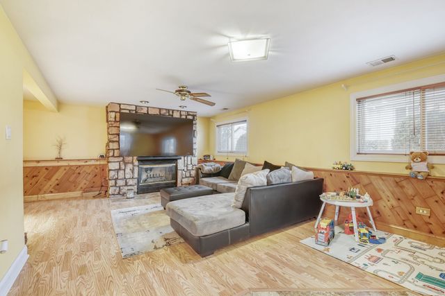 7642 W 92ND Place, Hickory Hills, IL 60457