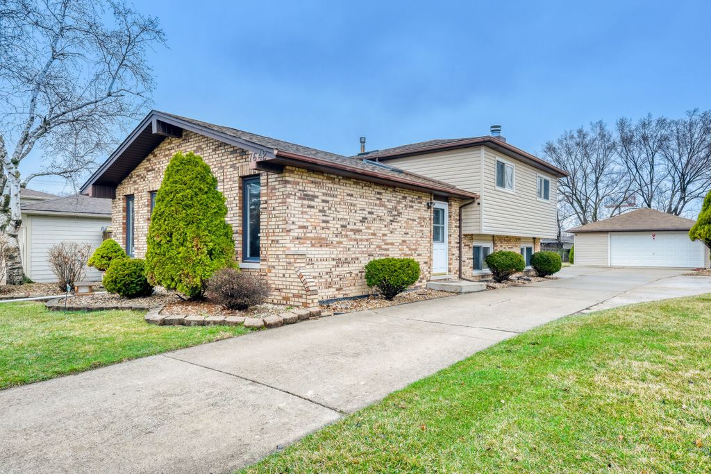 7642 W 92ND Place, Hickory Hills, IL 60457