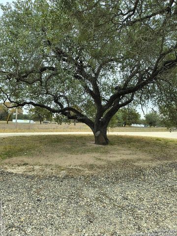 16611 N Interstate 35, Moore, TX 78057