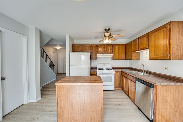 1111 Brunswick Lane, Aurora, IL 60504