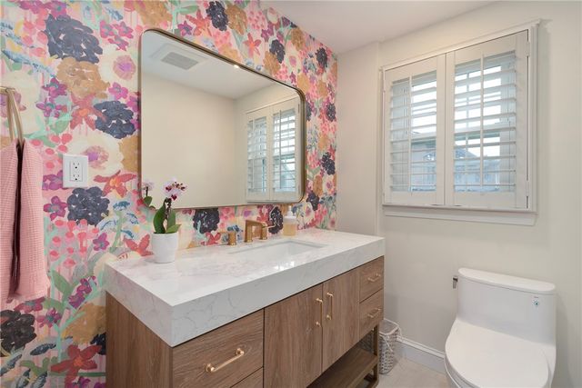 15 Elmsgate Way, East Providence, RI 02916