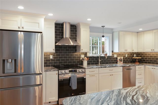 15 Elmsgate Way, East Providence, RI 02916