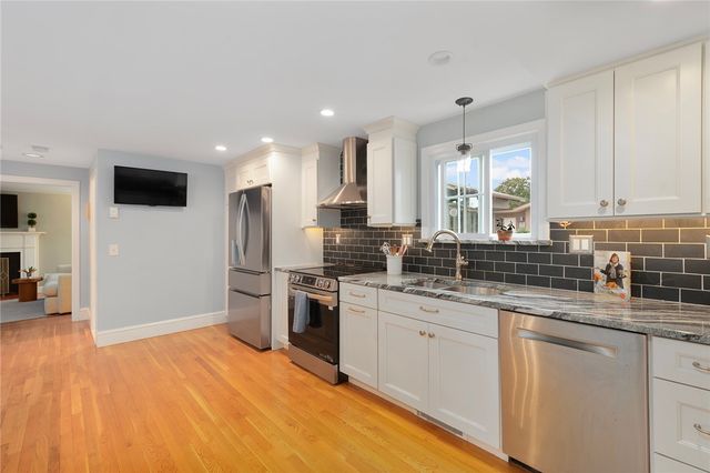 15 Elmsgate Way, East Providence, RI 02916