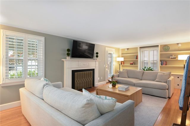 15 Elmsgate Way, East Providence, RI 02916