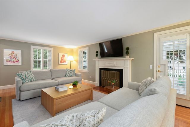 15 Elmsgate Way, East Providence, RI 02916