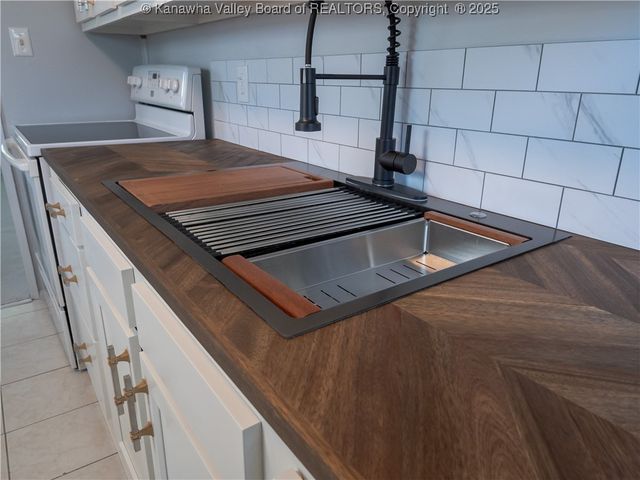 2326 Monroe Avenue, St Albans, WV 25177