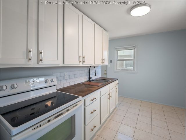 2326 Monroe Avenue, St Albans, WV 25177