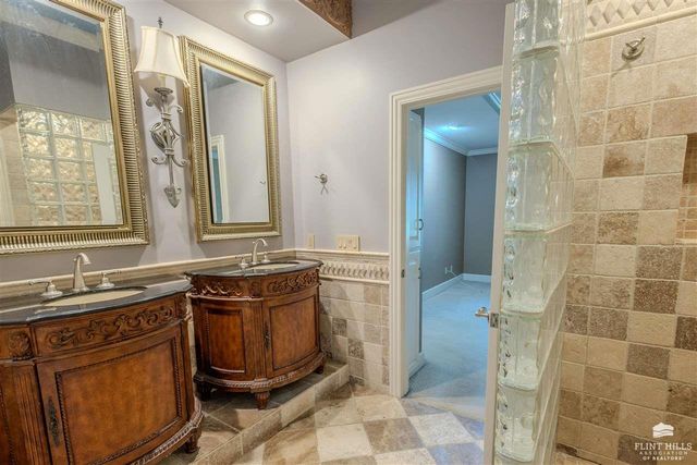 1510 Country Club Place, Manhattan, KS 66502