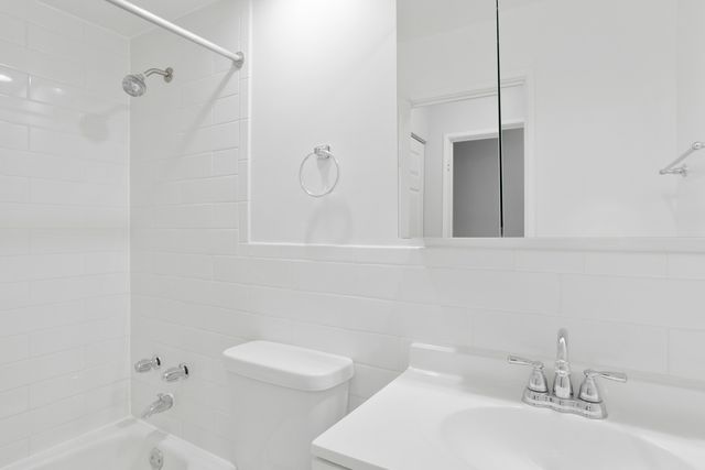 6758 N Sheridan Avenue 333, Chicago, IL 60626