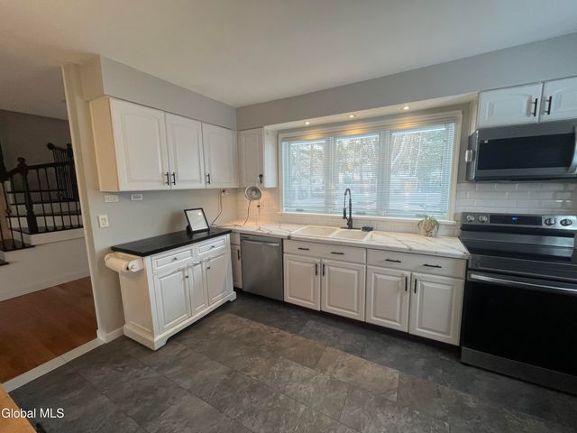 4 Sitzmark Lane, North Greenbush, NY 12144