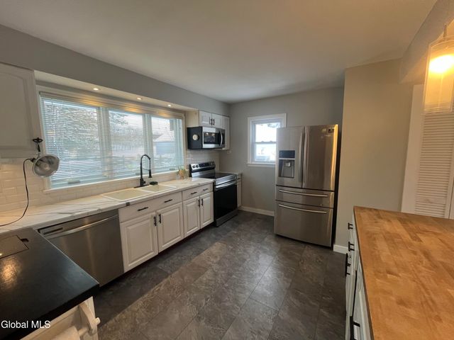 4 Sitzmark Lane, North Greenbush, NY 12144