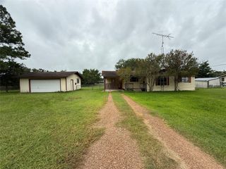 521 Deer Loop, La Grange, TX 78945