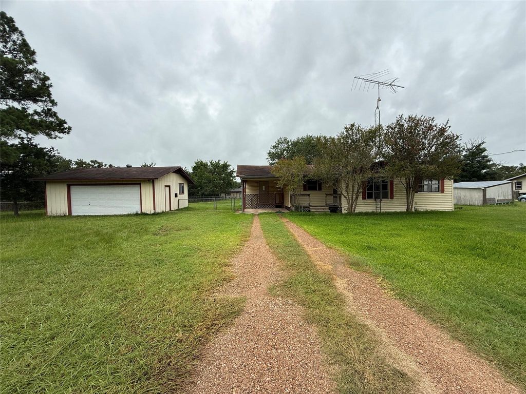 521 Deer Loop, La Grange, TX 78945