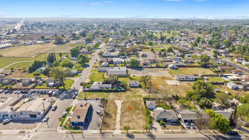 Image 10 of property listing at 271 S Lemoore Avenue, Lemoore, CA 93245
